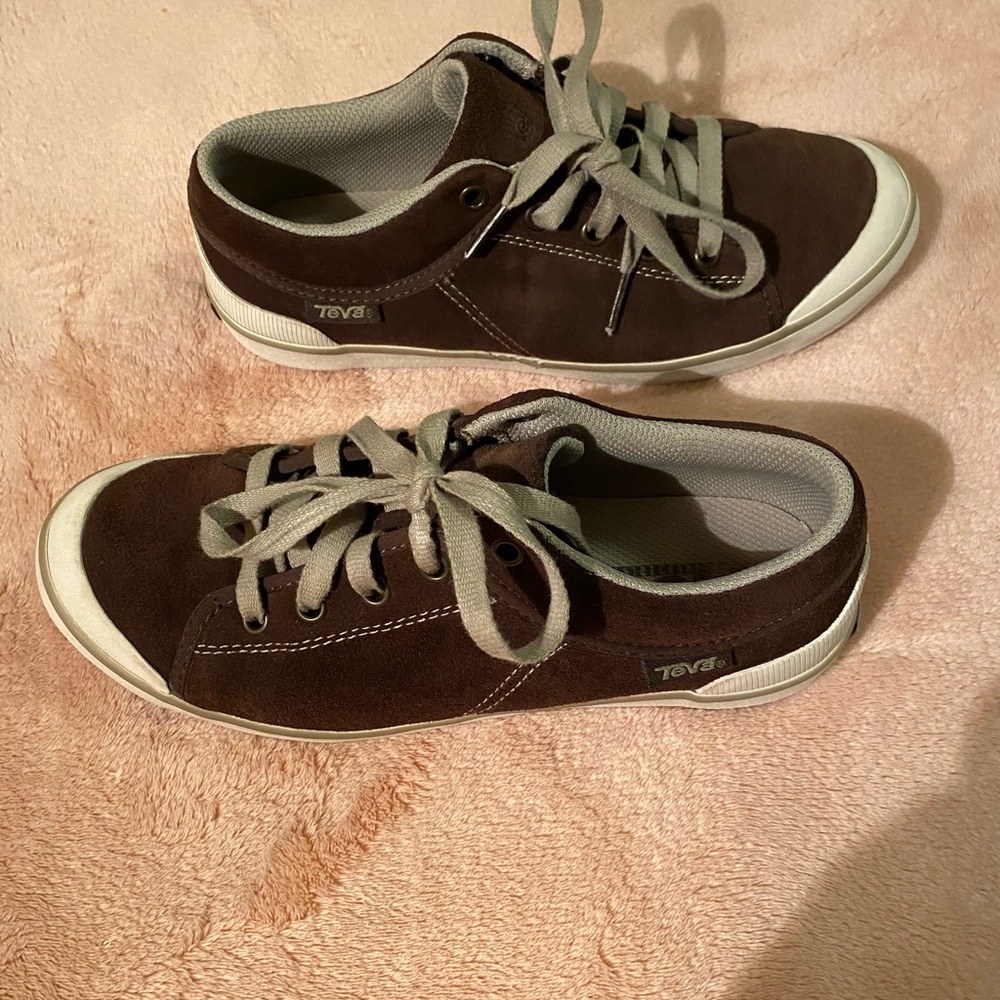 Womens TEVA Skater Shoes sz7.5 like new